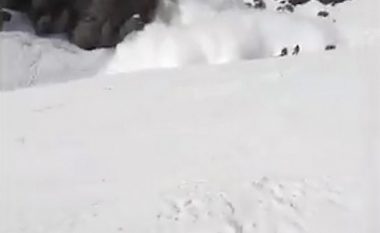 Momenti kur orteku i borës u “vërsulet” skiatorëve në alpet zvicerane, humb jetën një person (Video)