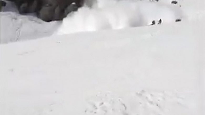 Momenti kur orteku i borës u “vërsulet” skiatorëve në alpet zvicerane, humb jetën një person (Video)