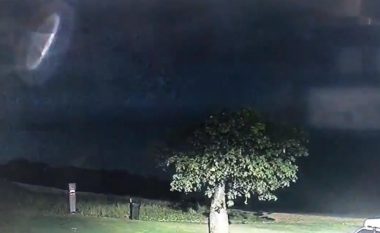 Policia australiane habitet me pamjet që filmuan kamerat e sigurisë, disa besojnë se është lojë dritash – të tjerët janë të bindur se bëhet fjalë për UFO (Video)