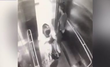 E ndjek nga pas deri në ashensor, hajni rrah brutalisht një grua dhe ia vjedh çantën – kamera e sigurisë filmon sulmin në Kuala Lumpur (Video, +18)