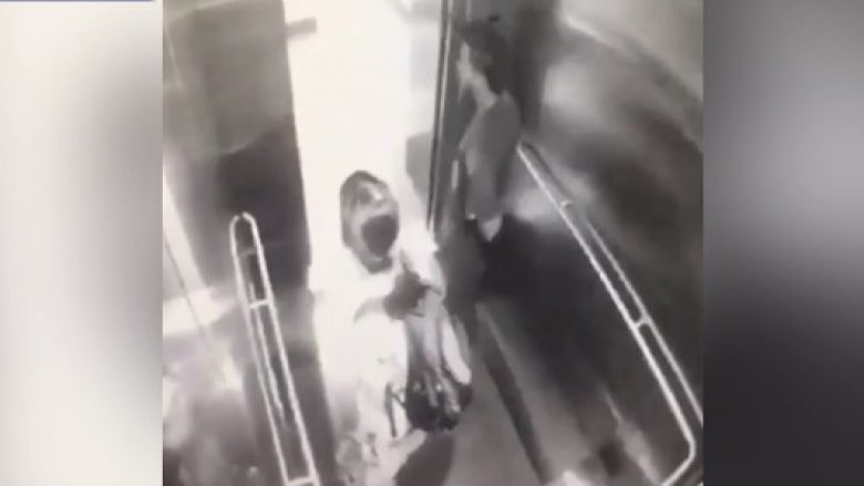 E ndjek nga pas deri në ashensor, hajni rrah brutalisht një grua dhe ia vjedh çantën – kamera e sigurisë filmon sulmin në Kuala Lumpur (Video, +18)