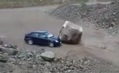 Copa gjigante e gurit rrokulliset poshtë kodrës, ndalet vetëm pak centimetra larg veturës – pasagjerët i shpëtojnë vdekjes “për një fije floku” (Video)
