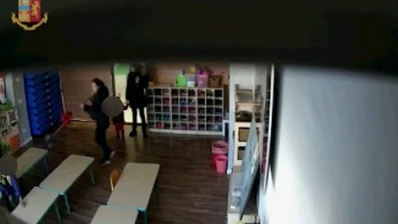 Kamerat e sigurisë filmojnë edukatoret kineze duke tërhequr zvarrë, rrahur e shqelmuar fëmijët në një çerdhe në Itali – arrestohen nga policia (Video, +18)