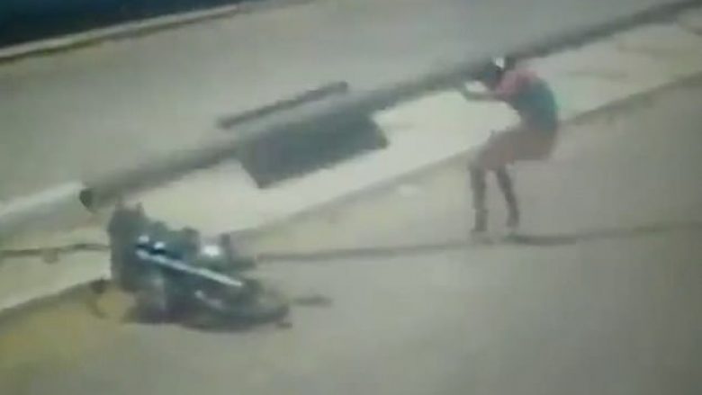 Fillimisht u përplas me veturë e më pas i ra shtylla elektrike mbi kokë, motoçiklistin indian e shpëton helmeta (Video, +18)