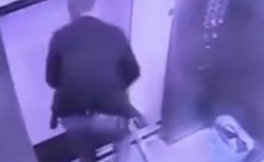 Vuri një vegël pune në mes për të mos u mbyllur dyert e ashensorit, mjeshtri e kuptoi se kishte bërë gabimin e rëndë (Video)