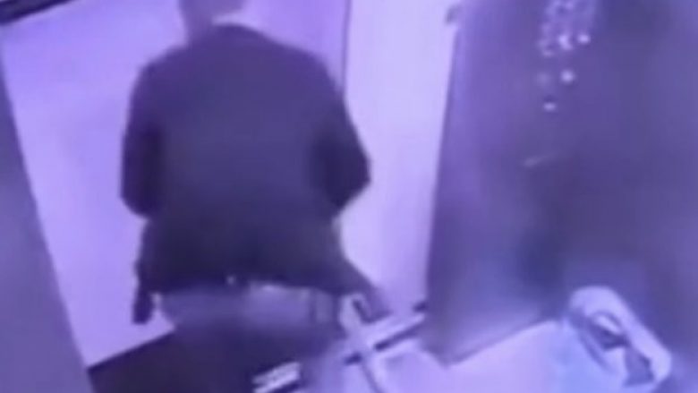 Vuri një vegël pune në mes për të mos u mbyllur dyert e ashensorit, mjeshtri e kuptoi se kishte bërë gabimin e rëndë (Video)