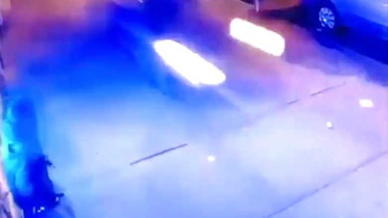 Shoferi i dehur humb kontrollin mbi timonin, futet në trotuar me shpejtësi të madhe – godet dhjetëra shtylla elektrike dhe vetura (Video)