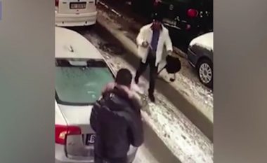Vrasësi me pagesë ekzekuton me tre plumba personin e pafajshëm në qendër të Beogradit, e ngatërron me një person tjetër (Video, +18)