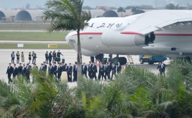 Pjesëtarët e sigurimit të Kim Jong-un mbërrijnë në Vietnam, të gjithë kanë frizura dhe rroba të njëjta (Foto)