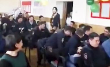Policja ruse angazhon striptizere për të argëtuar kolegët e saj në “ditën e meshkujve” – largohet nga puna (Video)