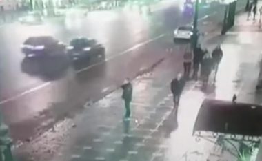 Shoferi rus nën ndikim të substancës së dyshimtë futet në trotuar, godet dhjetëra këmbësorë – raportohet për dy të vdekur (Video, +18)