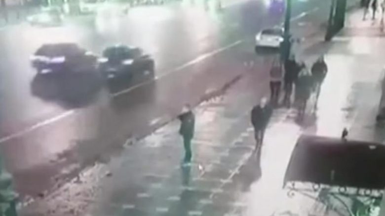 Shoferi rus nën ndikim të substancës së dyshimtë futet në trotuar, godet dhjetëra këmbësorë – raportohet për dy të vdekur (Video, +18)