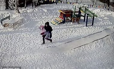 Kapela e bluzës i ngec në shufër të hekurt, rusja 4-vjeçe humb vetëdijen nga ngufatja – në momentet e fundit e shpëtojnë (Video, +18)