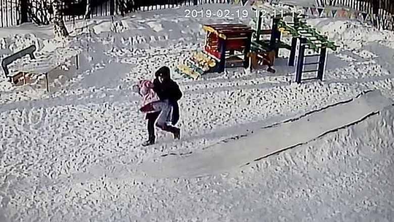 Kapela e bluzës i ngec në shufër të hekurt, rusja 4-vjeçe humb vetëdijen nga ngufatja – në momentet e fundit e shpëtojnë (Video, +18)