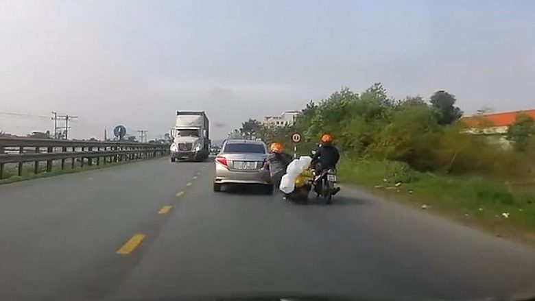 Rrëzohen nga motoçikleta dhe për pak sa nuk përfundojnë nën rrotat e kamionit, e ëma arrin në sekondën e fundit ta shpëtojë të birin (Video, +16)