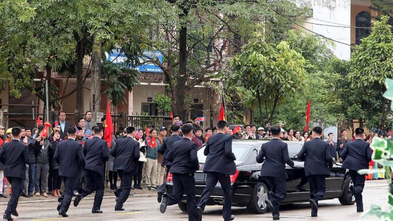 E bëjnë sërish, dhjetëra truproja të Kim Jong-Un vrapojnë pas limuzinës së tij në Vietnam (Video)