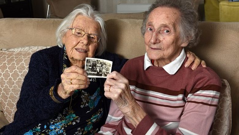 U ndanë në fëmijëri, fati i ribashkon pas 70 vitesh (Foto)