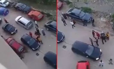 Rrahje masive në Serbi, tetë shoferë ndalin veturat dhe grushtohen mes vete (Video, +18)