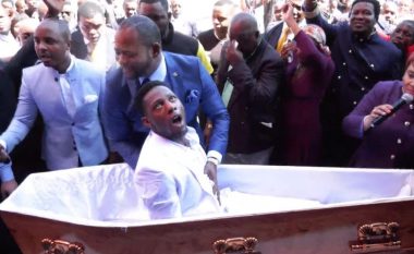 Pretendon se “ringjalli të vdekurin”, pastori jug-afrikan kritikohet ashpër për veprimin (Video)