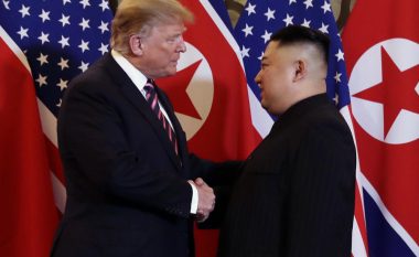 Shtrëngimin e duarve që e gjithë bota e priti, takohen për herë të dytë Donald Trump dhe Kim Jong-Un (Video)