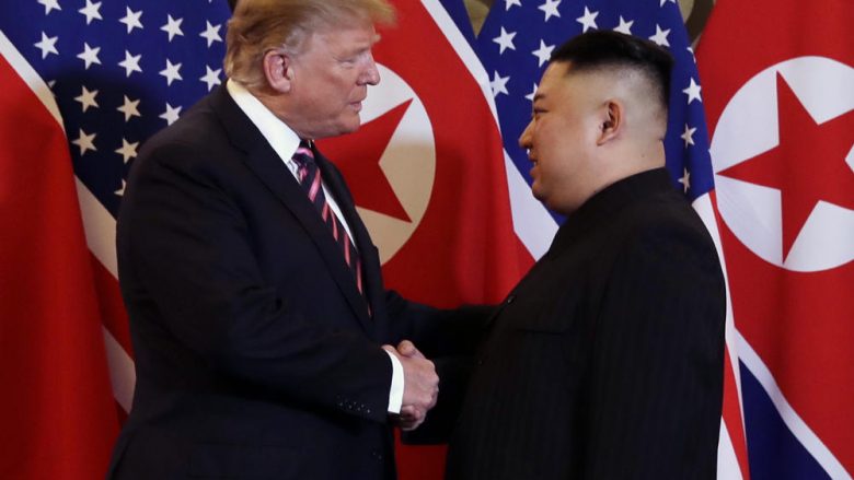 Shtrëngimin e duarve që e gjithë bota e priti, takohen për herë të dytë Donald Trump dhe Kim Jong-Un (Video)