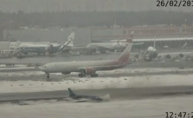 Piloti humb kontrollin mbi timonin, aeroplani rrëshqet në pistë dhe përplaset me “hundë” (Video)
