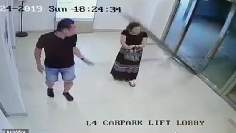 Dera e rëndë e xhamit shembet mbi kokën e një gruaje në Singapor, kamerat e sigurisë filmojnë momentin rrëqethës (Video, +18)