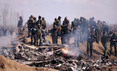 Trupat pakistaneze kapin pilotin e aeroplanit të rrëzuar të Indisë, e shqelmojnë dhe grushtojnë (Video, +18)