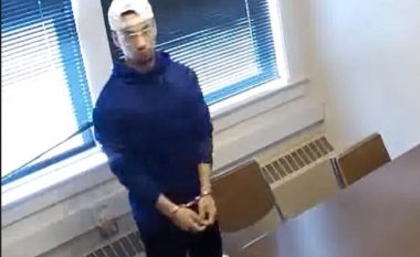 Polici e lë vetëm në dhomë të dyshuarin, adoleshenti i prangosur arratiset nga dritarja (Video)