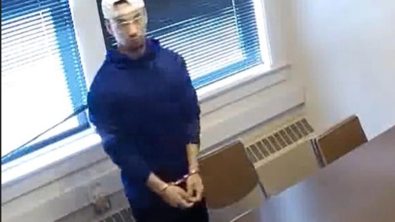 Polici e lë vetëm në dhomë të dyshuarin, adoleshenti i prangosur arratiset nga dritarja (Video)