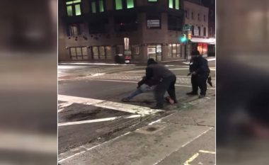 Pjesëtarët e sigurimit e nxjerrin dhunshëm nga restoranti dhe e godasin me elektroshok, burrit nga Filadelfia i marrin flakë pantallonat (Video)