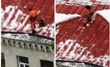 Punonjësi rus pastronte borën në kulmin ndërtesës pa pajisje mbrojtëse, rrëshqet dhe bie në tokë – shpëton mrekullisht (Video, +18)