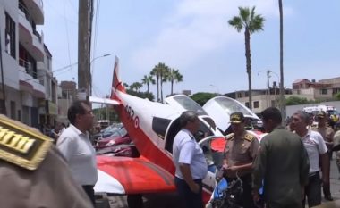 Rrëzohet aeroplani në rrugën e mbushur me vetura e këmbësorë, shpëton piloti pa ndonjë lëndim serioz (Video)