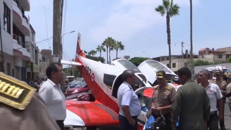Rrëzohet aeroplani në rrugën e mbushur me vetura e këmbësorë, shpëton piloti pa ndonjë lëndim serioz (Video)