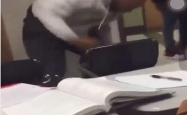Nxënësi hedh bankën në drejtim të profesorit amerikan, ai e grushton pandërprerë para nxënësve tjerë – e gjitha filmohet me telefon (Video, +18)