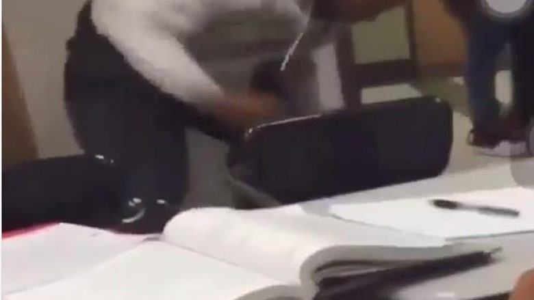 Nxënësi hedh bankën në drejtim të profesorit amerikan, ai e grushton pandërprerë para nxënësve tjerë – e gjitha filmohet me telefon (Video, +18)