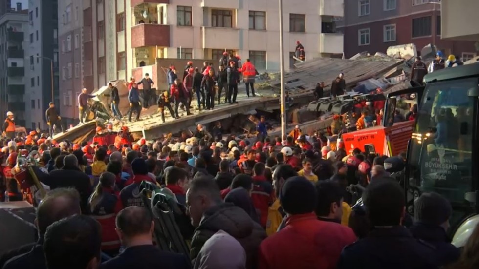 Shembet ndërtesë 6-katëshe në Stamboll, dhjetëra persona ngecin nën rrënoja – raportohet për një të vdekur (Foto/Video)