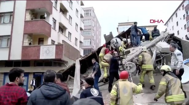 Momenti i shembjes së ndërtesës 6-katëshe në Stamboll (Video)
