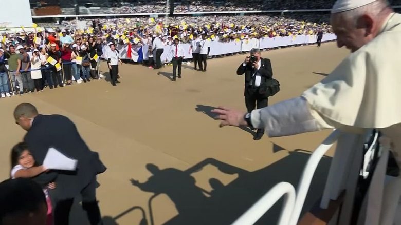 Arrin të kalojë rrethojat dhe të shmang pjesëtarët e sigurimit, vogëlushja nga Kolumbia vrapon në drejtim të veturës së Papës (Video)