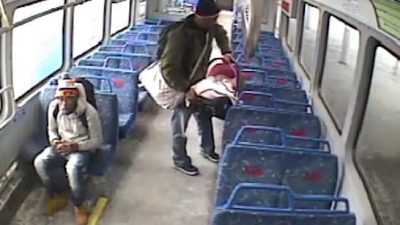 Lë foshnjën brenda trenit dhe del jashtë për ta ndezur një cigare – fillon të vrapojë kur e kupton se u mbyllën dyert dhe u nis treni (Video)