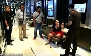 Gjatë kontrollit u konstatua se i kishte skaduar viza dhe po qëndronte ilegalisht, turistja britaniket godet shuplakë zyrtarin e emigracionit në Indonezi (Video)