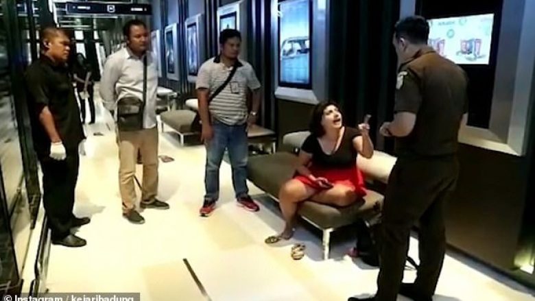 Gjatë kontrollit u konstatua se i kishte skaduar viza dhe po qëndronte ilegalisht, turistja britaniket godet shuplakë zyrtarin e emigracionit në Indonezi (Video)