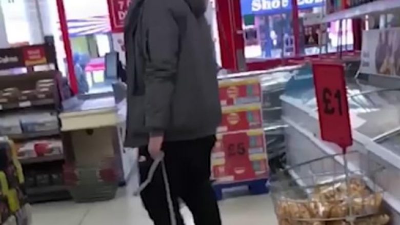 Filmojnë një baba duke tërhequr zvarrë të birin nëpër market, e kishte lidhur me litar (Video)