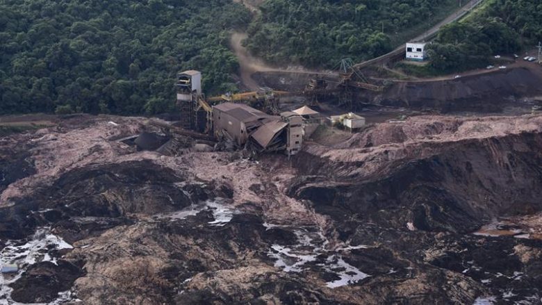 Pamje rrëqethëse të shembjes së digës në Brazil, ku humbën jetën 110 persona (Video)