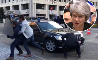 Brexit, protestuesi mundohet ta ndalë veturën brenda të cilës ishte kryeministrja britanike – reagojnë pjesëtarët e sigurimit (Video)