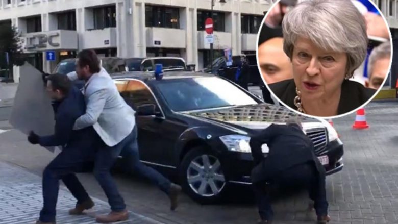 Brexit, protestuesi mundohet ta ndalë veturën brenda të cilës ishte kryeministrja britanike – reagojnë pjesëtarët e sigurimit (Video)