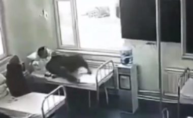 Pacienti po qëndronte në shtratin e dhomës së spitalit, kamioni futet brenda – i shpëton vdekjes për pak centimetra (Video)