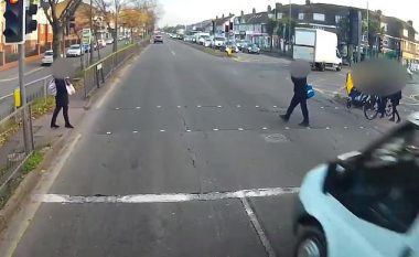 Vozit në të kuqen dhe për pak sa nuk e shkel adoleshentin në vija të bardha, kamerat filmojnë gjithçka – policia angleze arreston shoferin (Video)