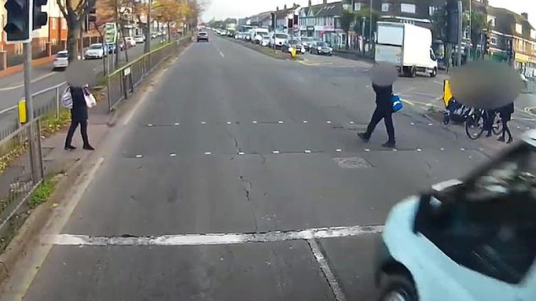 Vozit në të kuqen dhe për pak sa nuk e shkel adoleshentin në vija të bardha, kamerat filmojnë gjithçka – policia angleze arreston shoferin (Video)