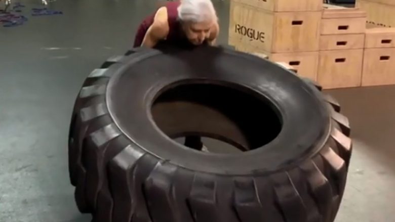 Ngrit pesha, bën pompa e vrapon çdo ditë – 72-vjeçarja që i habit edhe të rinjtë (Video)